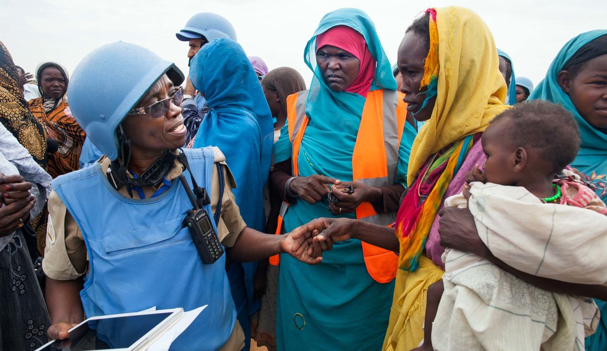 Más de 5 200 desplazados internos trabajan actualmente como Voluntarios de Políticas Comunitarias en Darfur, todos están capacitados y equipados por la UNAMID y el PNUD, proporcionando enlace entre la comunidad local y los oficiales de policía.
