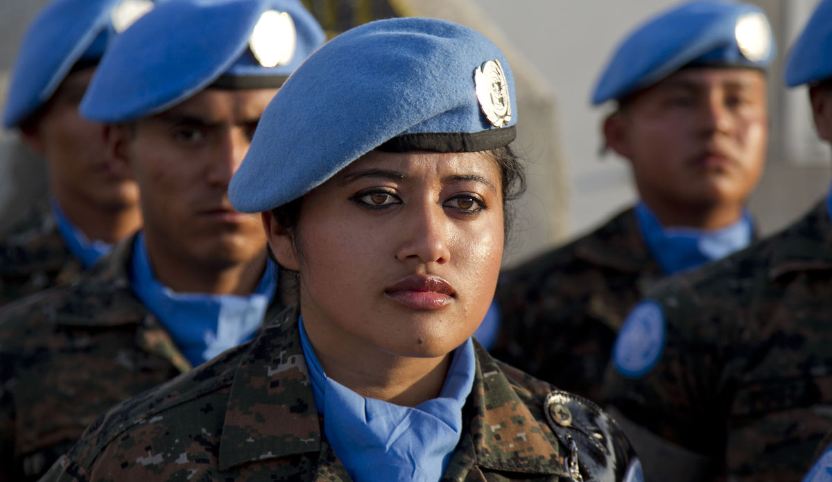 Des soldats de la paix des Nations Unies au Guatemala reçoivent la médaille de reconnaissance des Nations Unies pour leur service à la Mission des Nations Unies en Haïti