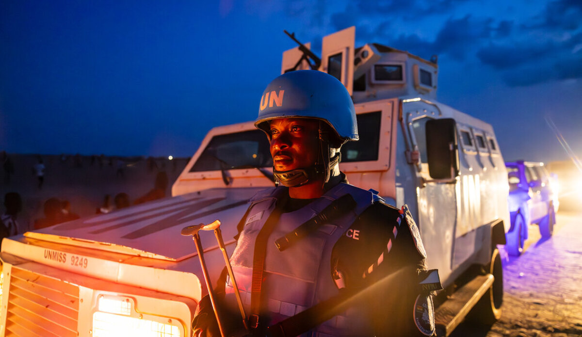 Des policiers de l'ONU effectuent une patrouille de nuit à Bentiu, au Soudan du Sud. Ces patrouilles jouent un rôle crucial dans la surveillance de la situation sécuritaire et dans la protection des populations locales contre la violence. Photo : Gregório Cunha/MINUSS 