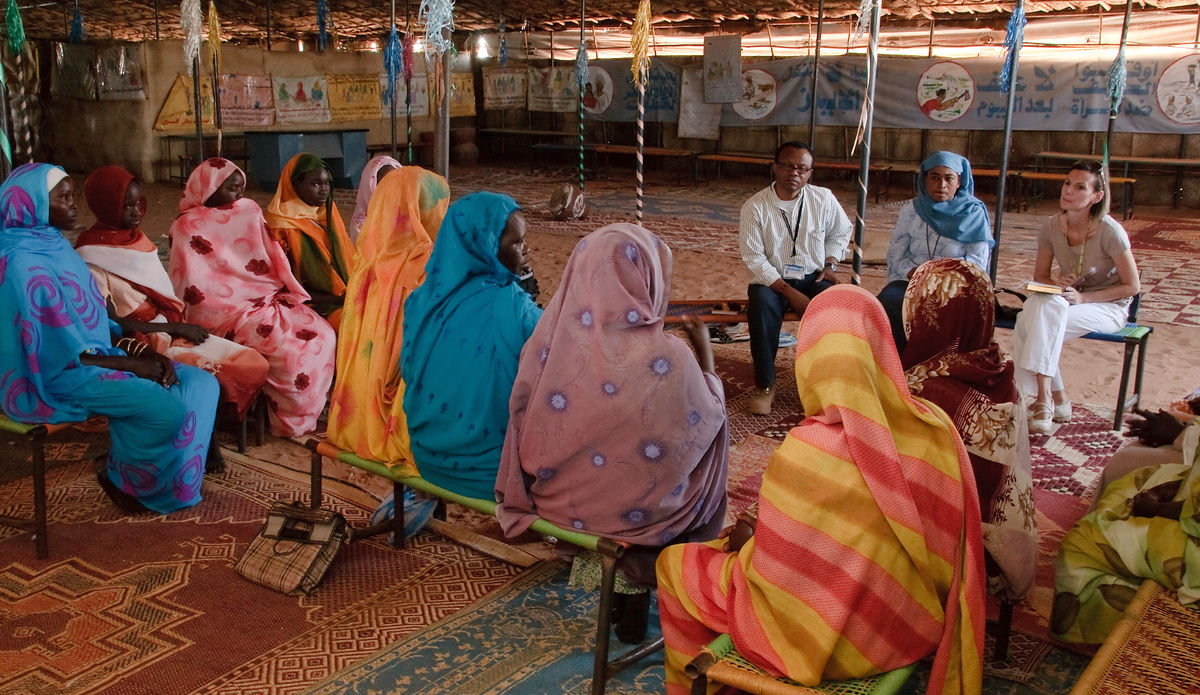  Encuentro entre mujeres desplazadas internas  y la UNAMID Civil Affairs en Women Women Centre en Abu-Shouk Camp, Darfur del Norte.