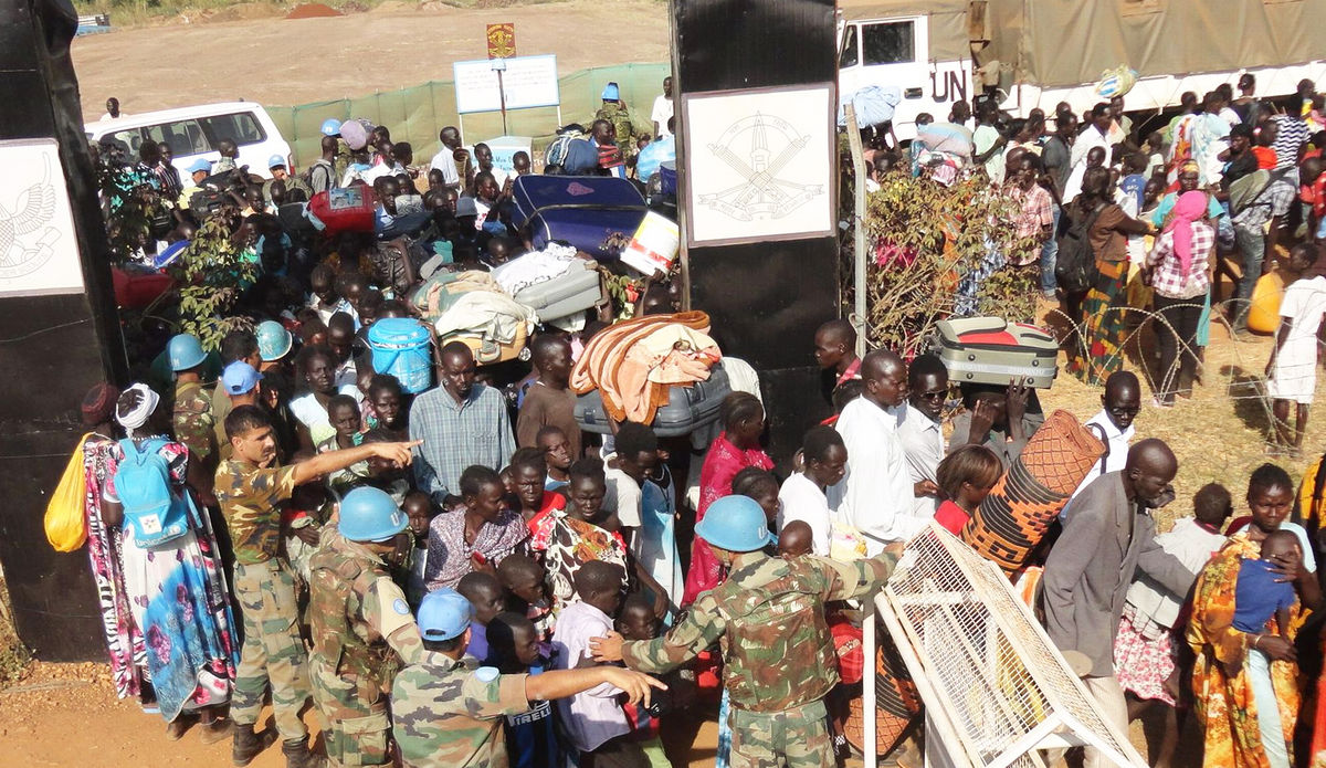 Les soldats de la paix de la MINUSS aident les civils déplacés en fournissant une protection, en construisant des installations sanitaires et en fournissant un soutien médical